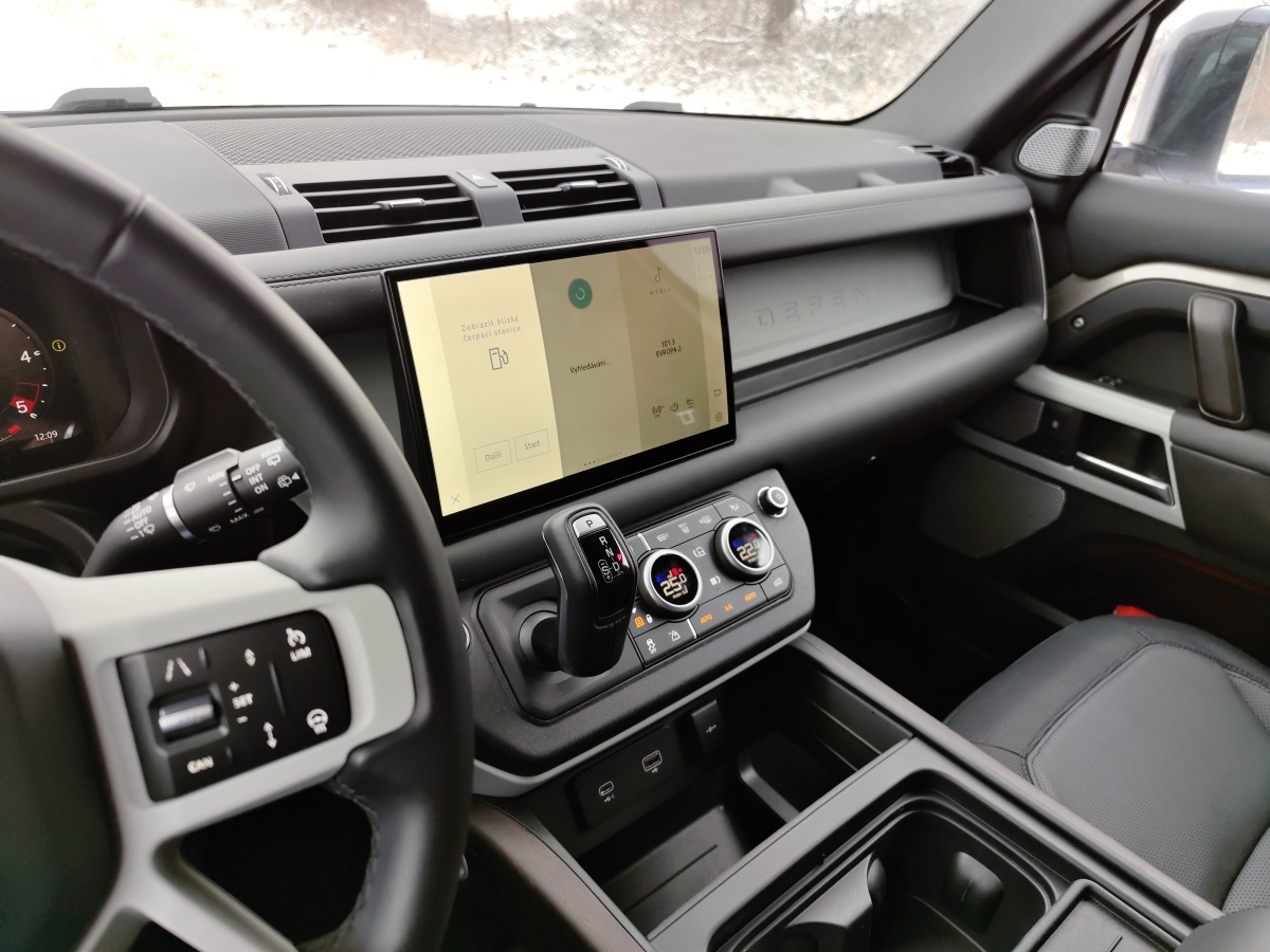 land-rover-defender-130-2023-20