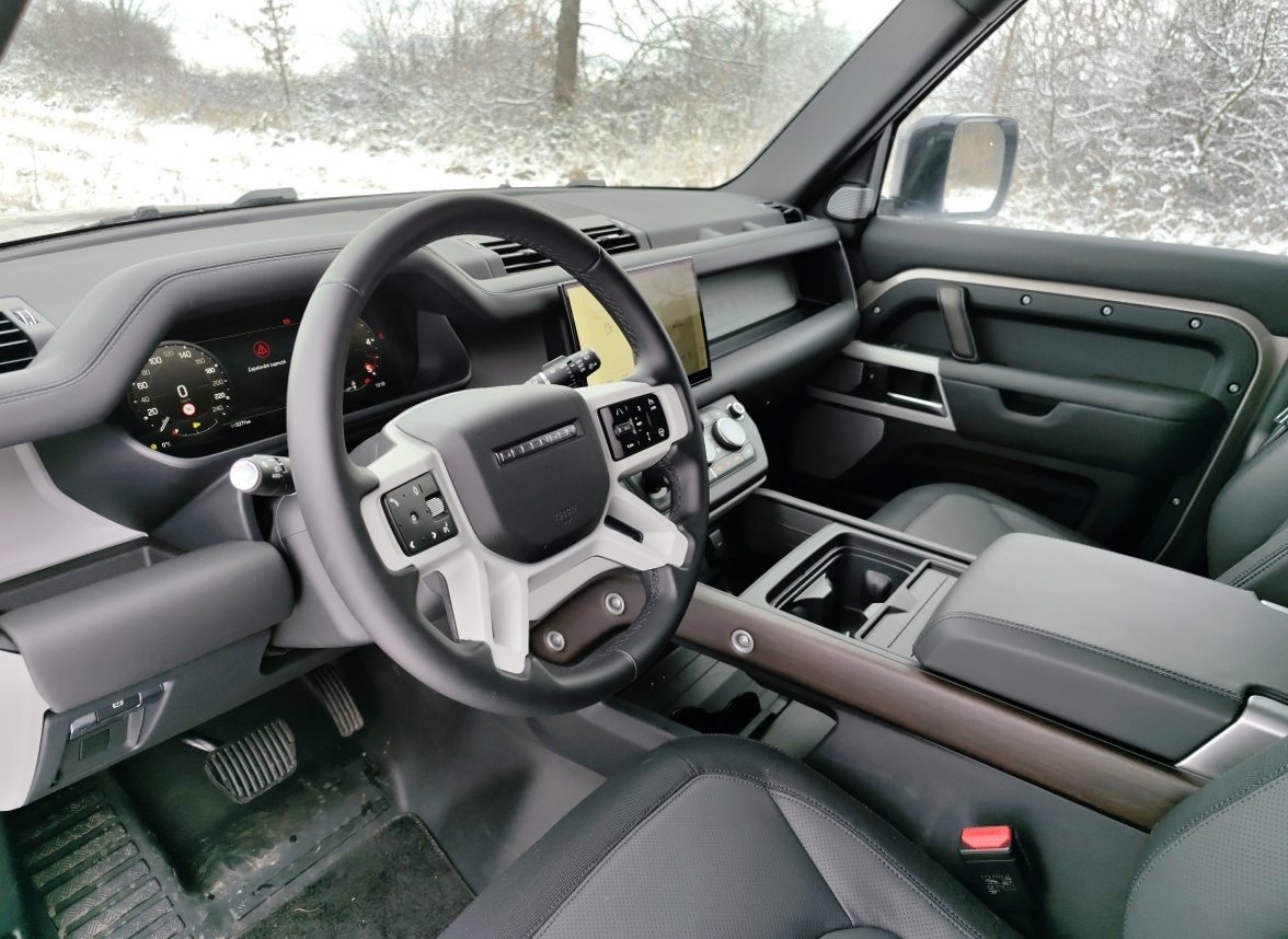 land-rover-defender-130-2023-21