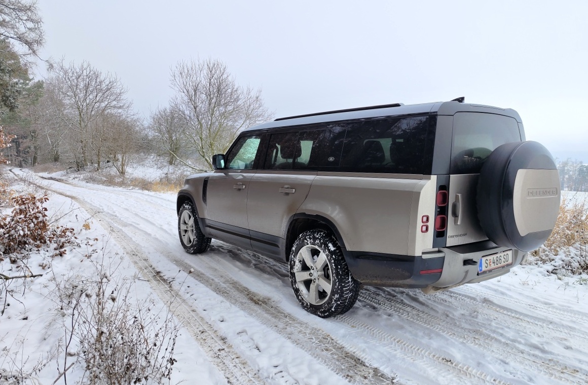 land-rover-defender-130-2023-26