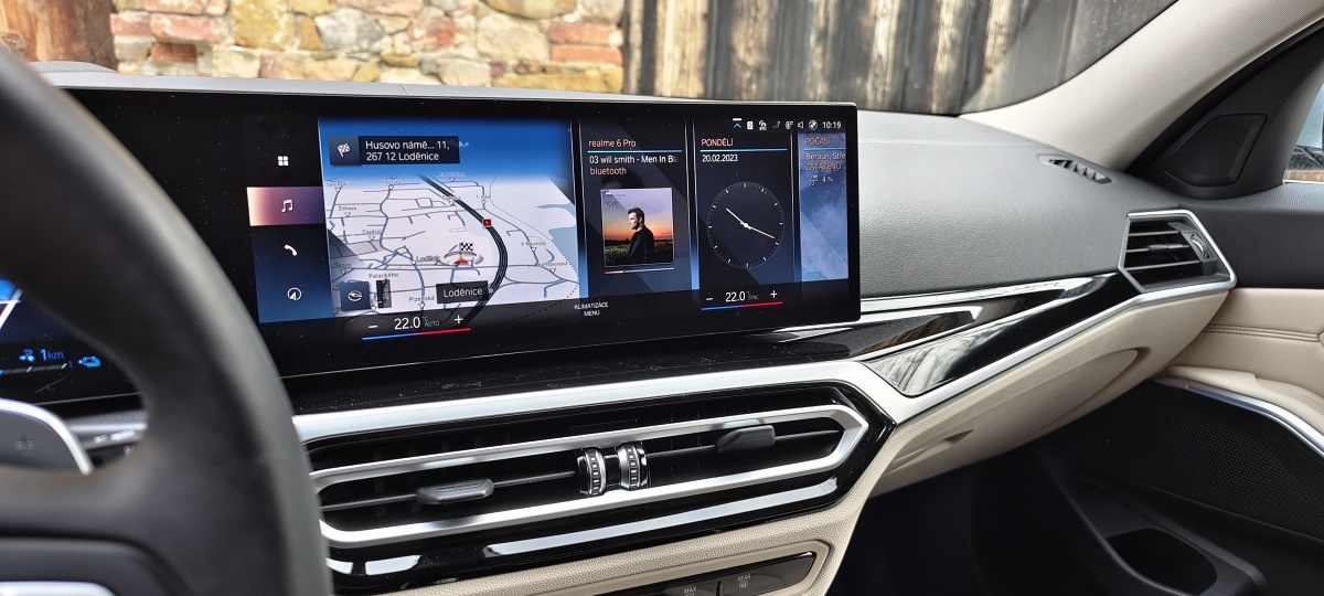 bmw-330e-2023-14