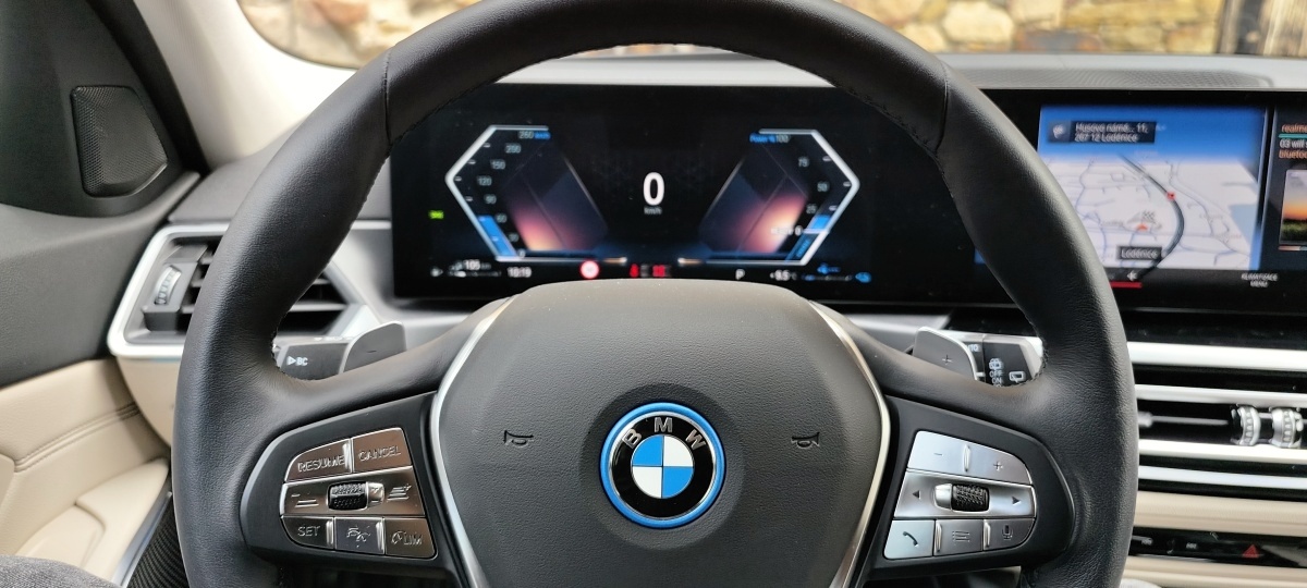 bmw-330e-2023-15