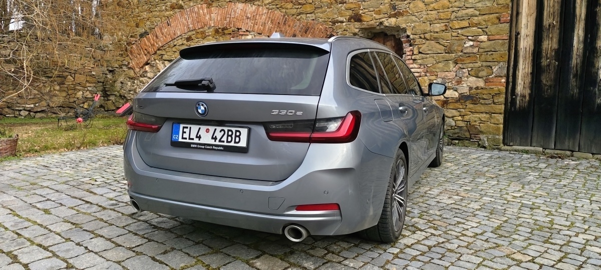 bmw-330e-2023-33