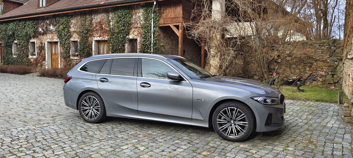 bmw-330e-2023-36