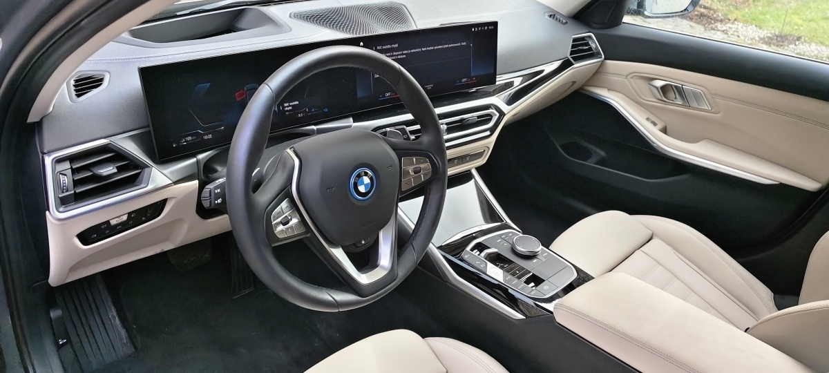 bmw-330e-2023-41