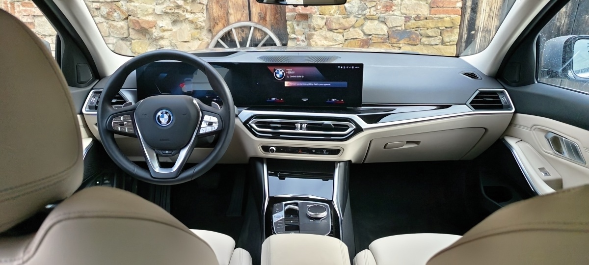 bmw-330e-2023-45