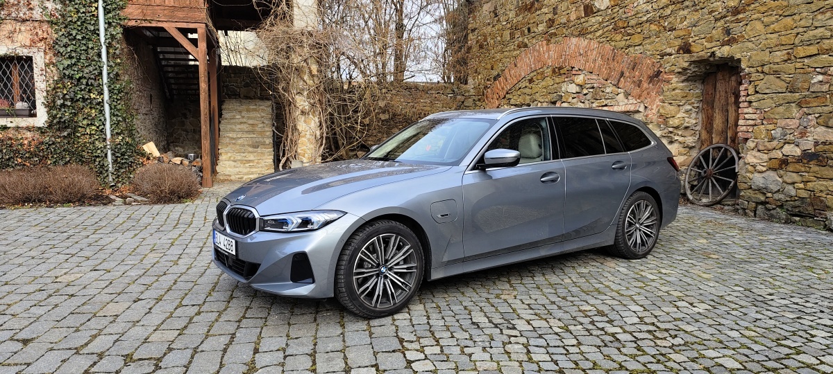 bmw-330e-2023-6