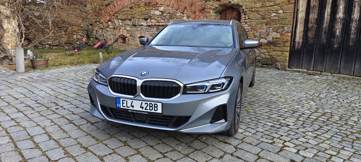 bmw-330e-2023-9