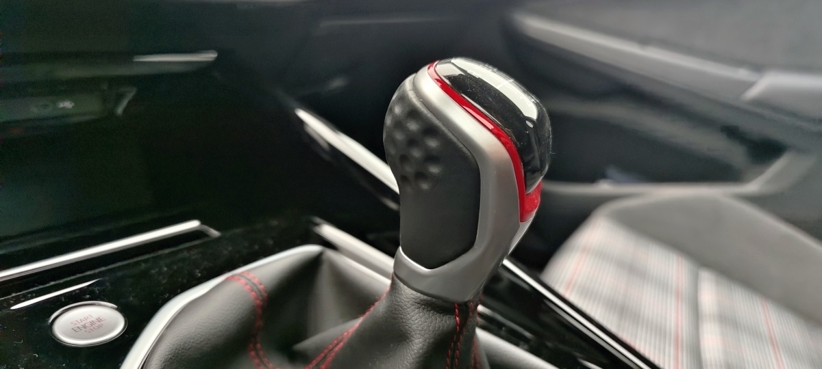 vw-golf-gti-2023-17