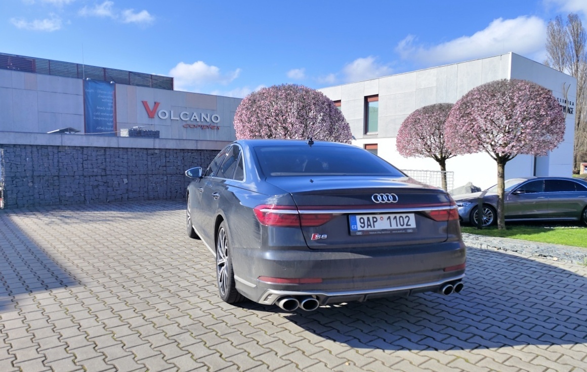 audi-s8-2023-35