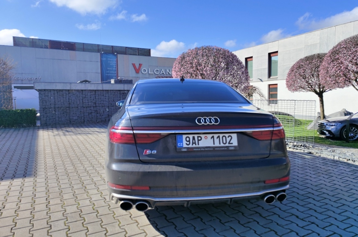 audi-s8-2023-36