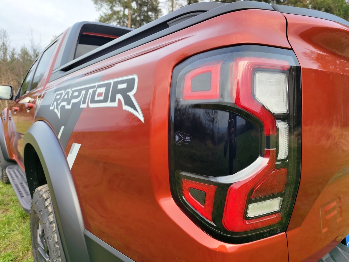 ford-ranger-raptor-2023-14