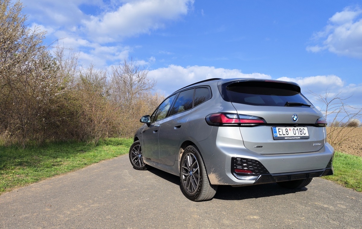 bmw-230e-xdrive-active-tourer-24