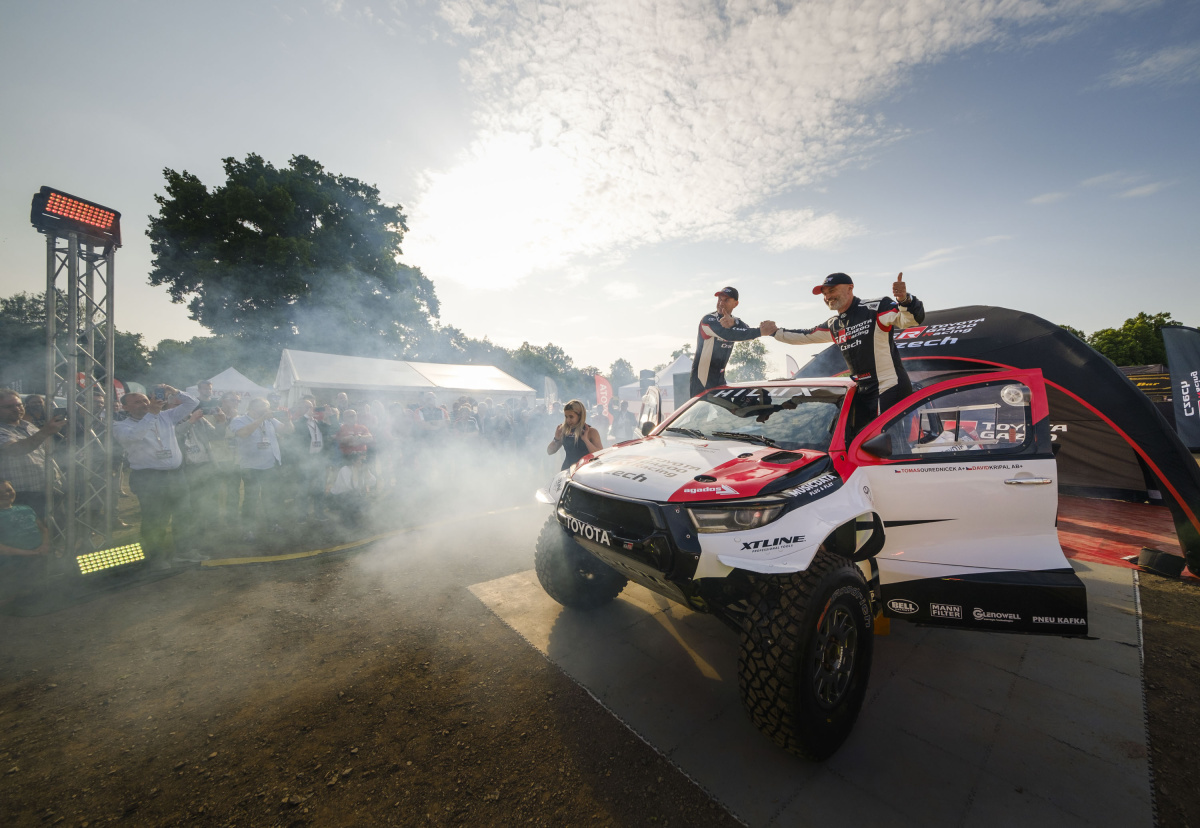 predstaveni-noveho-hiluxu-pro-dakar-na-legendach