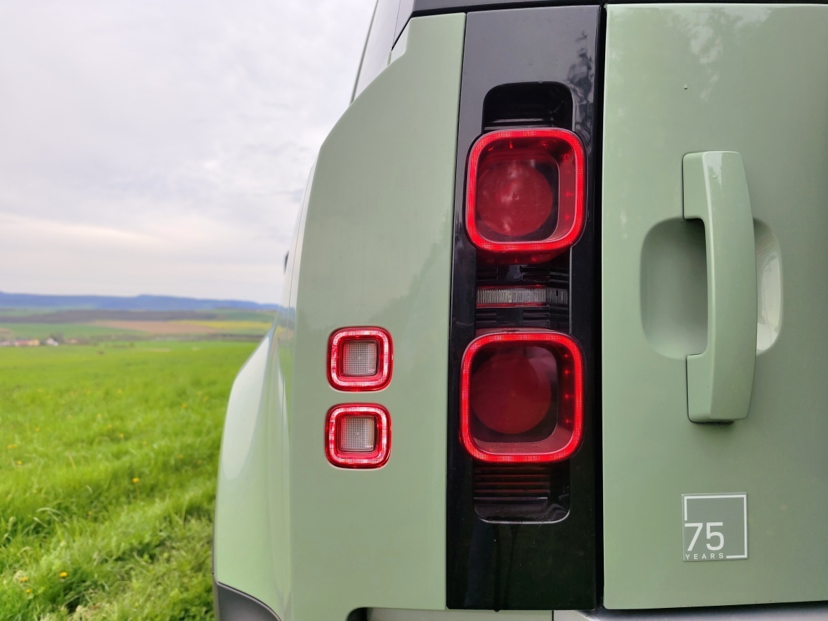 land-rover-defender-75th-2023-35