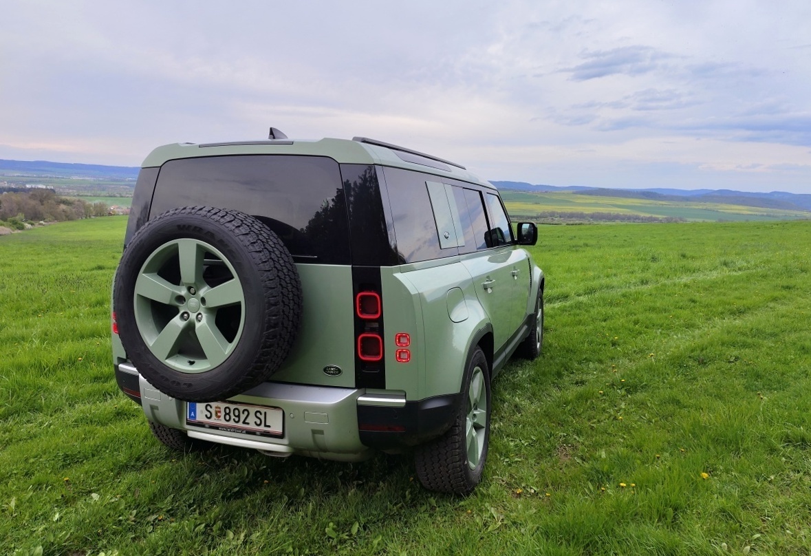 land-rover-defender-75th-2023-39