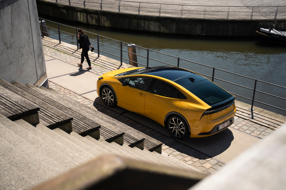 2023-prius-phev-dpl-001