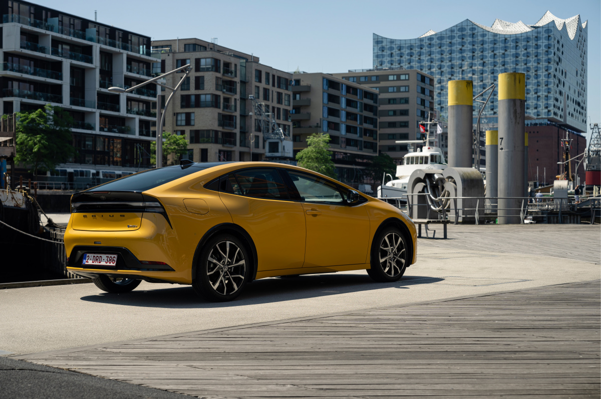 2023-prius-phev-dpl-006