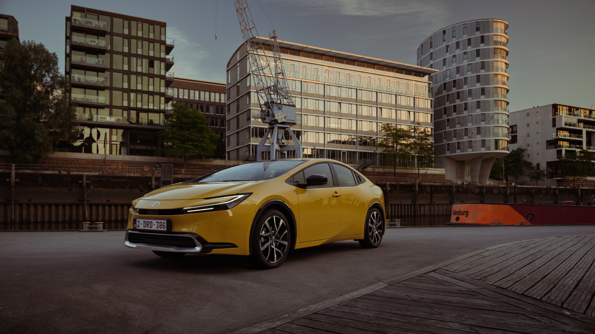 2023-prius-phev-dpl-021