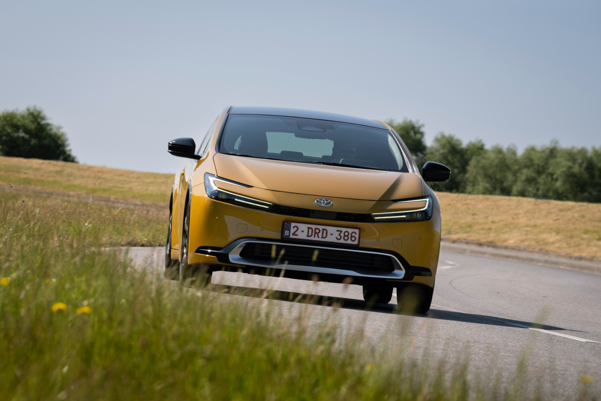 2023-prius-phev-dpl-031