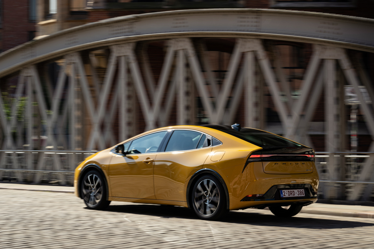 2023-prius-phev-dpl-039