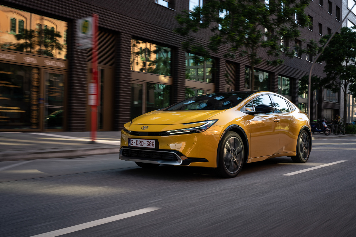 2023-prius-phev-dpl-056