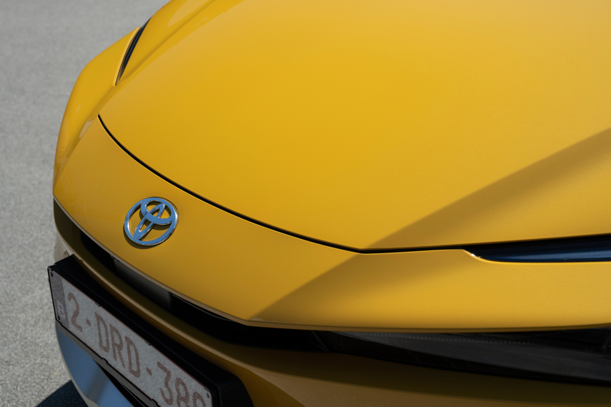 2023-prius-phev-dpl-078