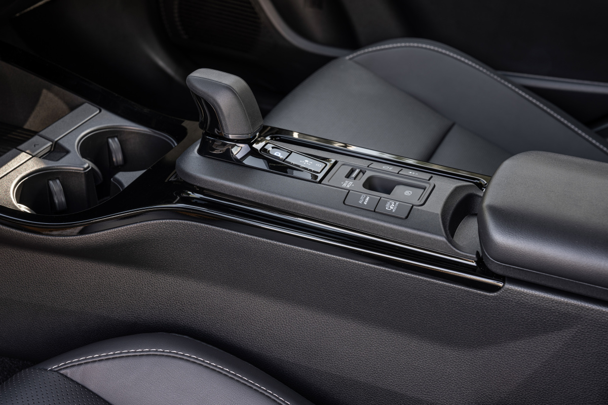 2023-prius-phev-dpl-086
