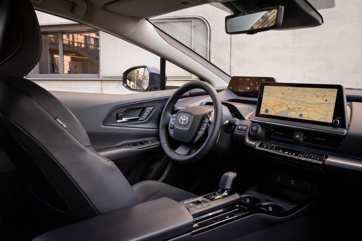 2023-prius-phev-dpl-095