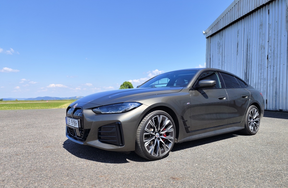 bmw-i4-2023-6