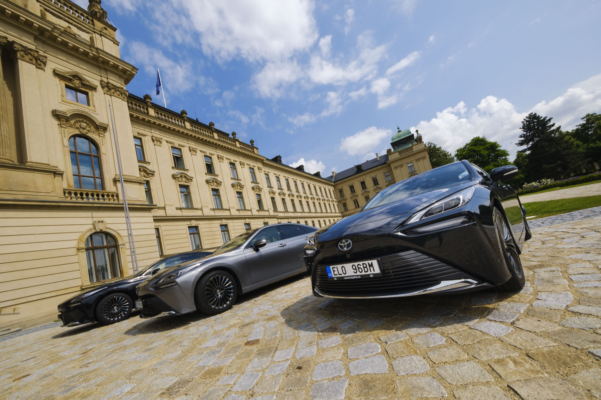 flotila-vodikove-toyoty-mirai-pred-uradem-vlady-2