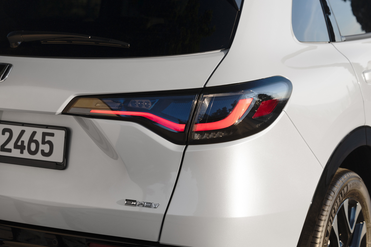 honda-zr-v-white-8