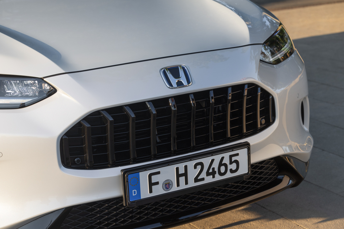 honda-zr-v-white-9