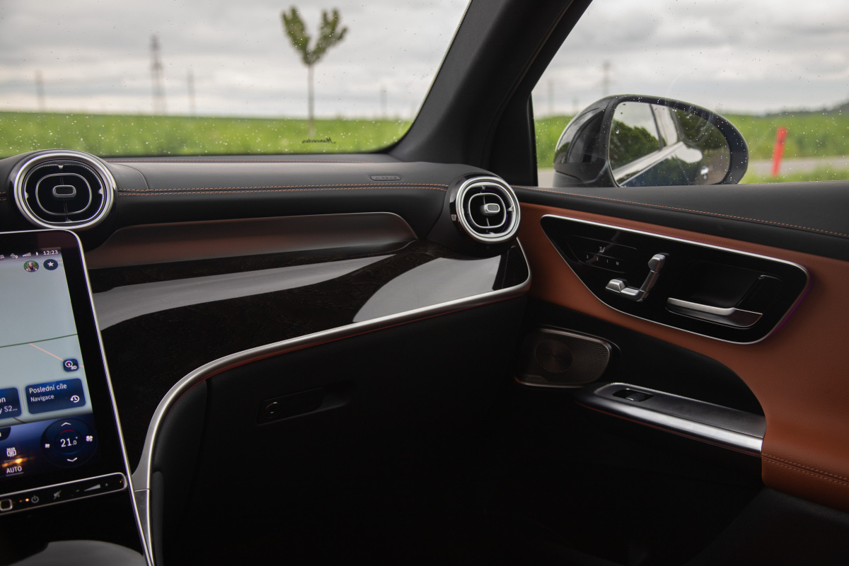 mercedes-benz-glc-2023-45
