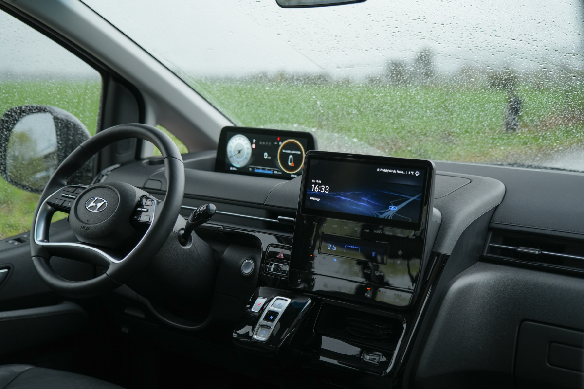 hyundai-staria-2023-13