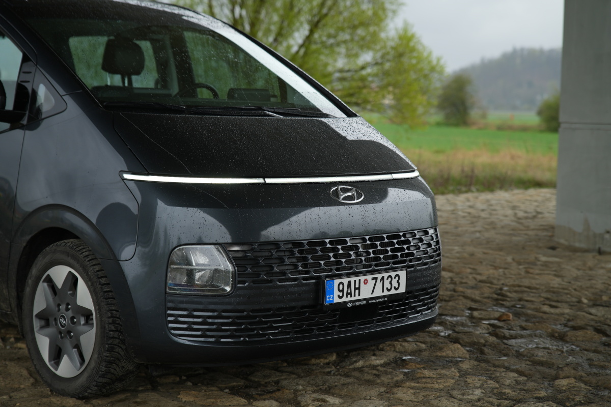 hyundai-staria-2023-2