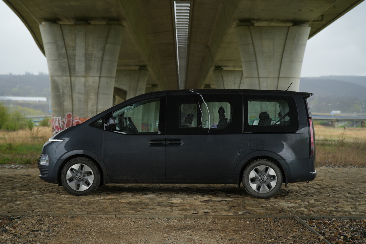 hyundai-staria-2023-24