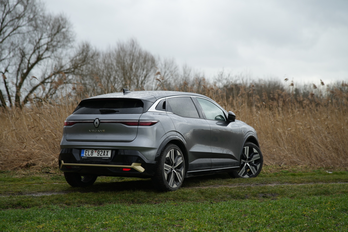 renault-megane-e-tech-2023-16