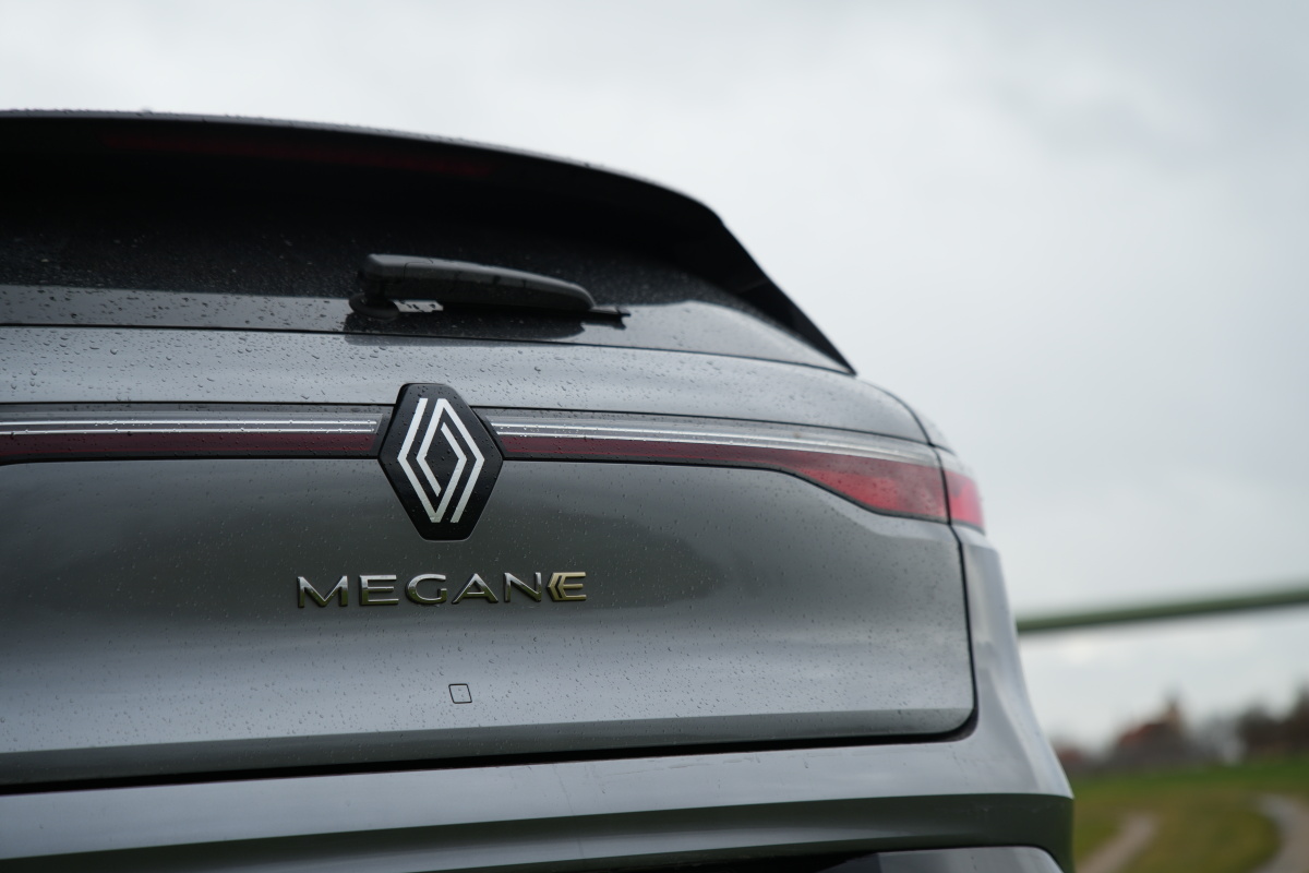 renault-megane-e-tech-2023-19