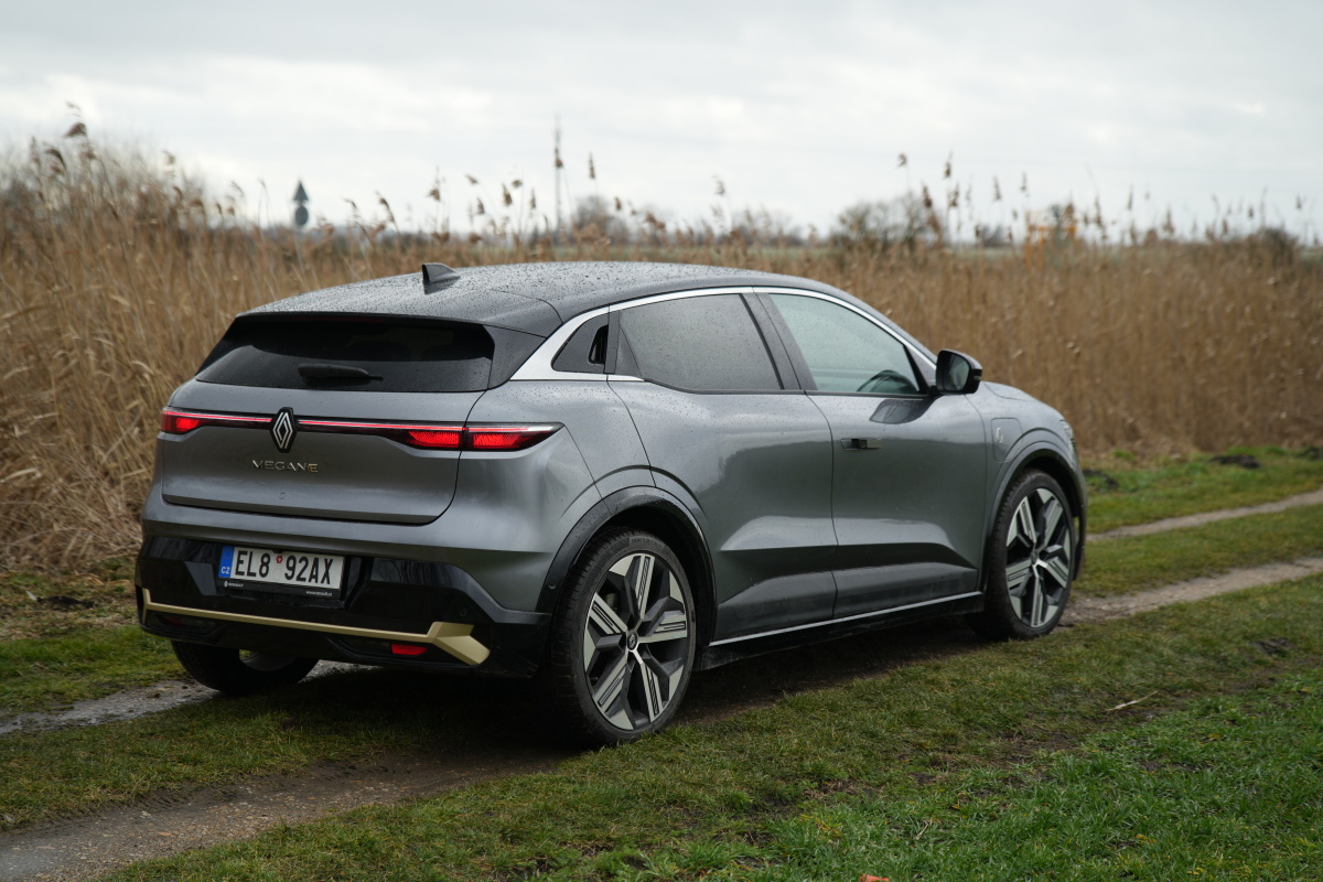 renault-megane-e-tech-2023-21