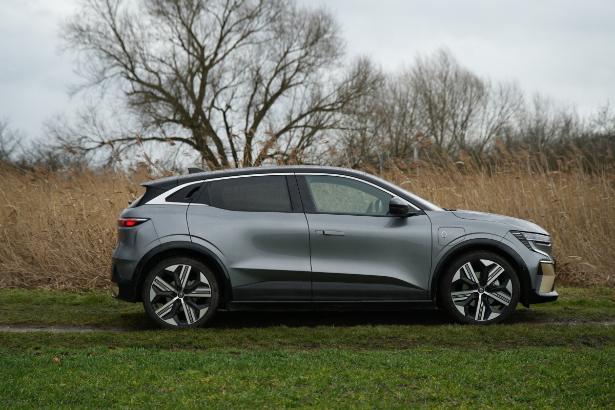 renault-megane-e-tech-2023-23