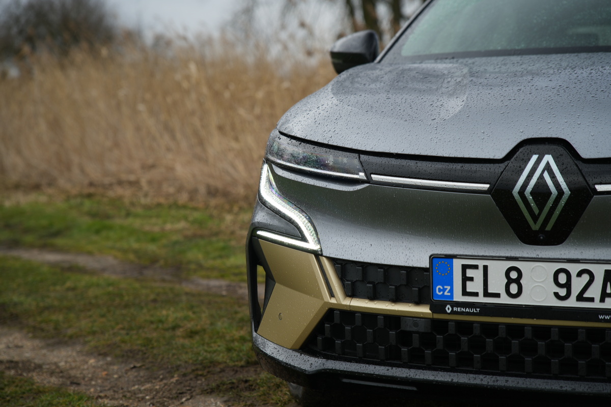 renault-megane-e-tech-2023-30