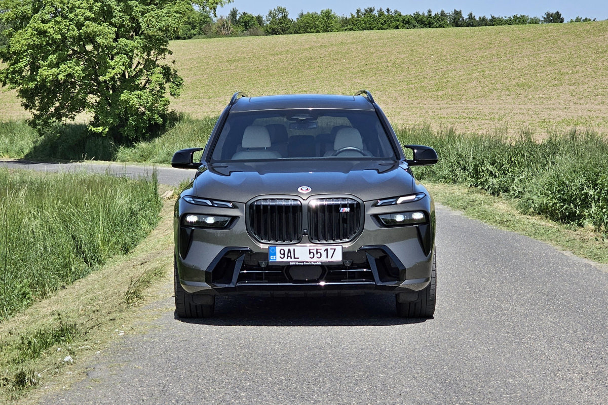 bmw-x7-m60i-2023-10