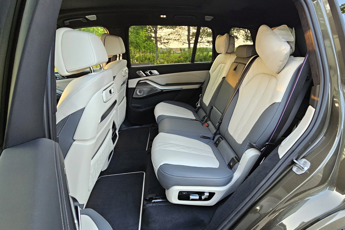bmw-x7-m60i-2023-18