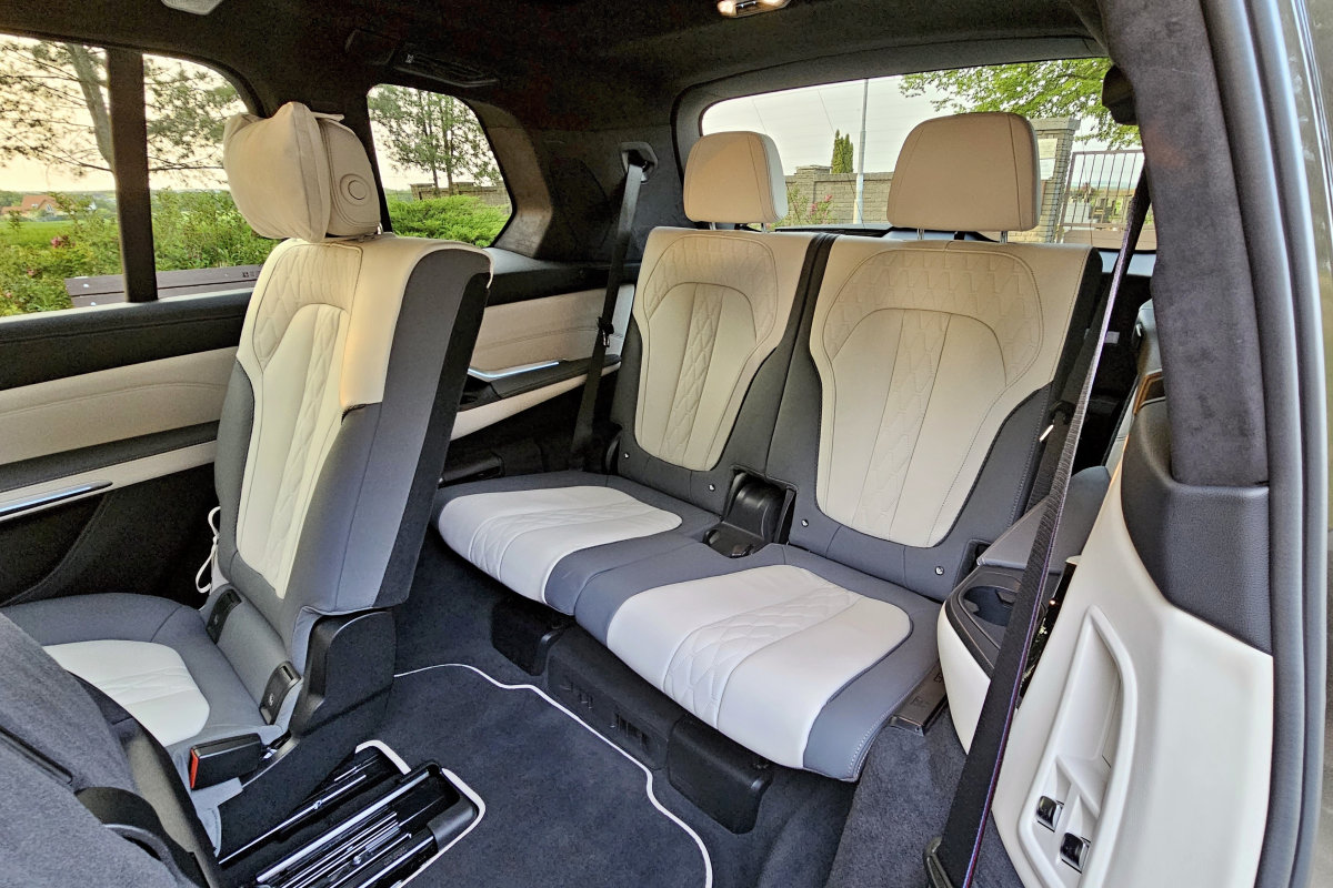 bmw-x7-m60i-2023-21