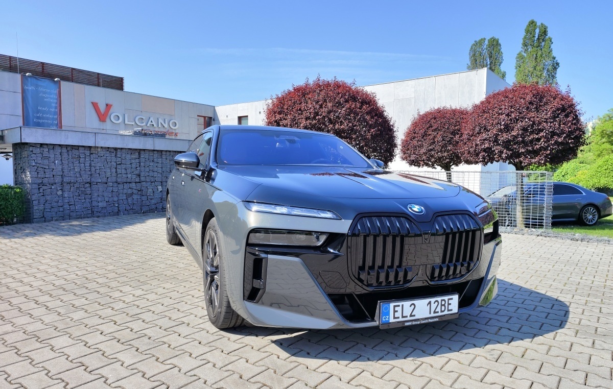 bmw-i7-2023-1