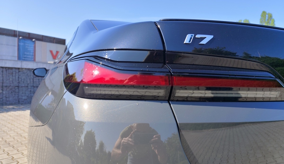 bmw-i7-2023-20