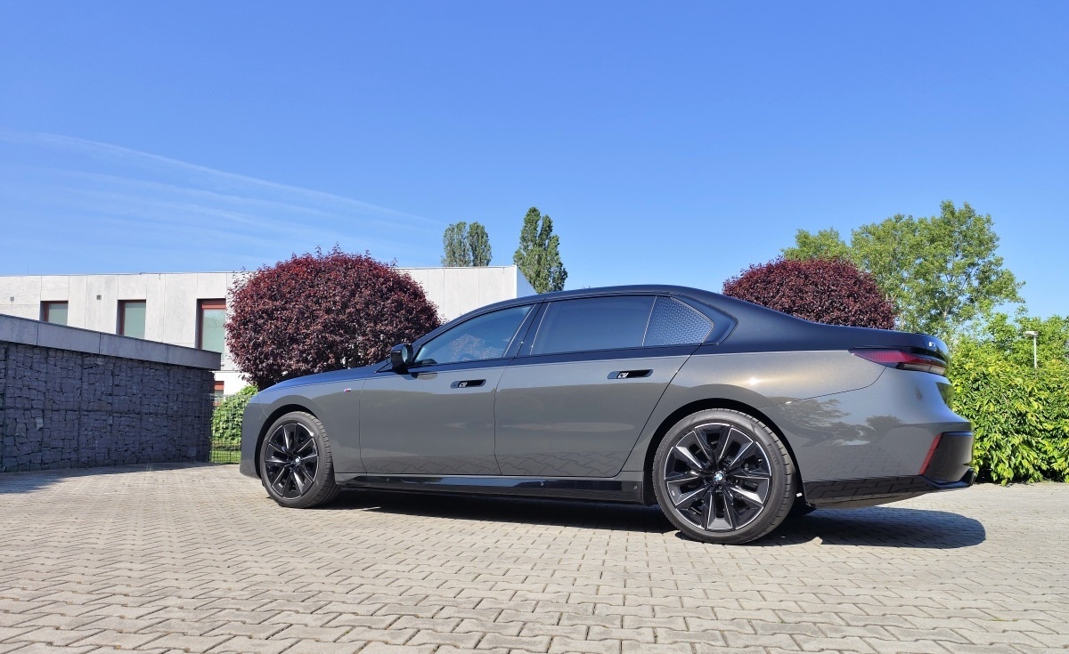 bmw-i7-2023-25
