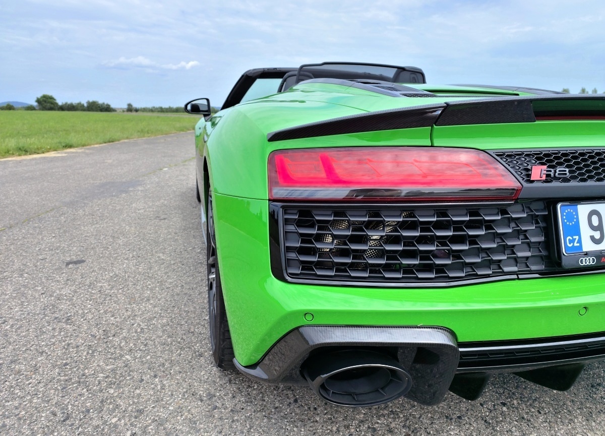 audi-r8-spyder-2023-32