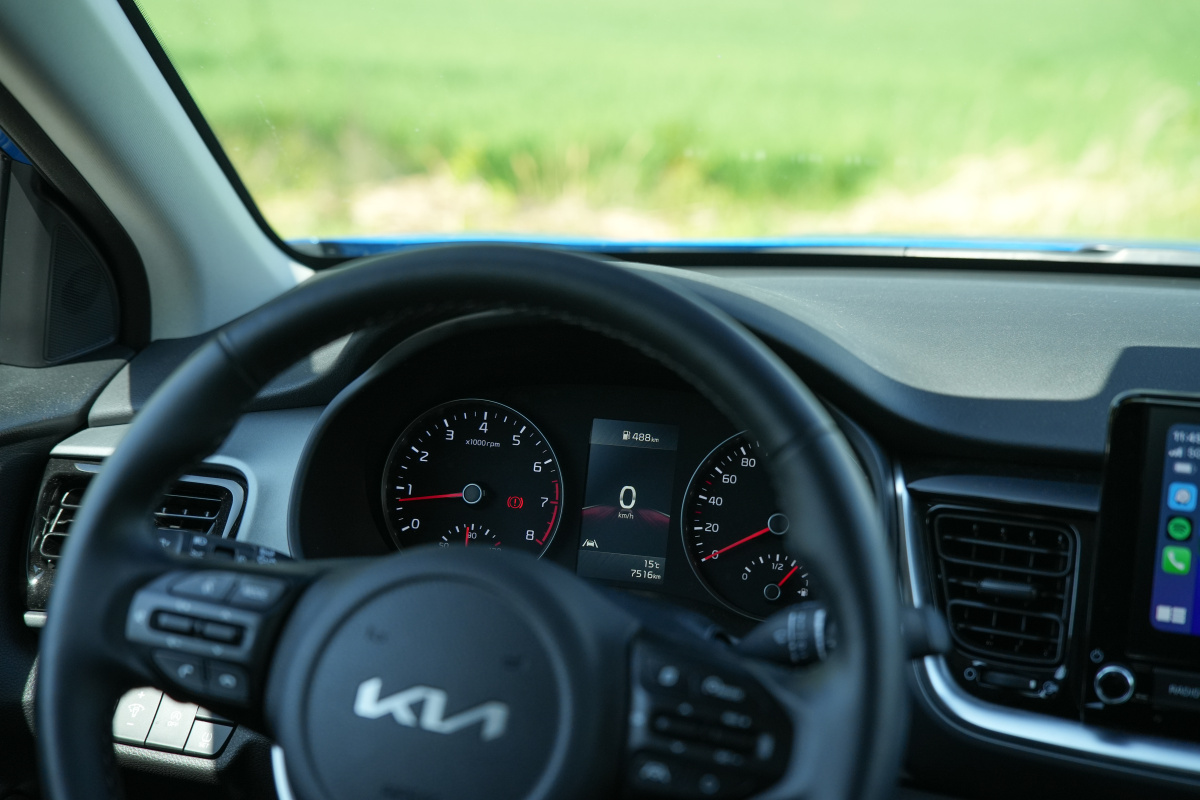 kia-stonic-2023-12