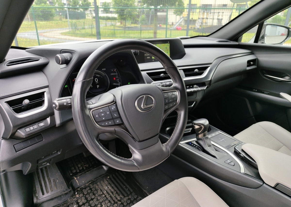lexus-ux-15